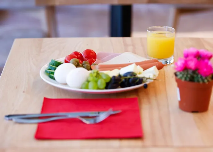 6 Marsi Hotel Golem (Tirana)