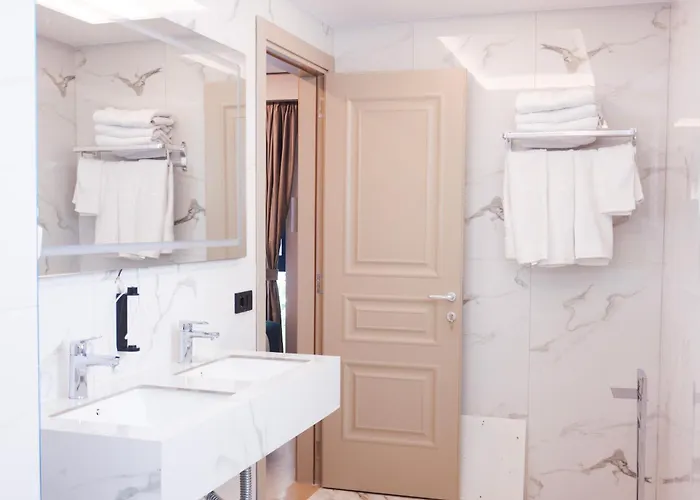 6 Marsi Golem (Tirana)